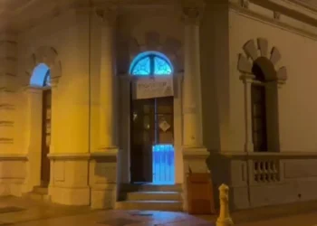 Menor es detenido tras robar bebidas energéticas y causar daños en monumento nacional en La Serena