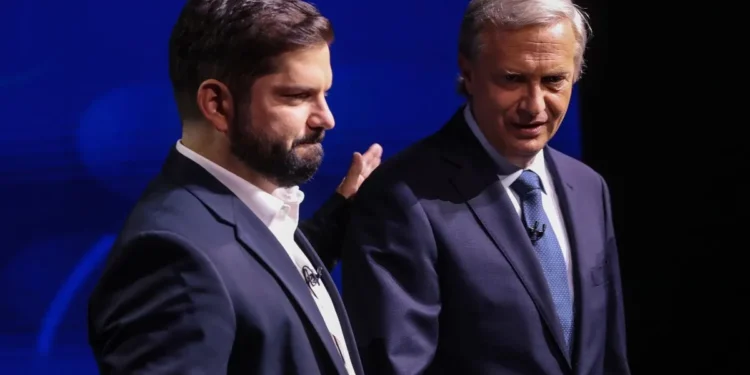 “No me voy a retractar”: Boric acusa a Kast de mentir sobre intercambio de información por cable chino