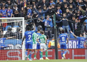 Partido de Getafe y Betis se detuvo tras enfrentamiento entre hinchas y la policía