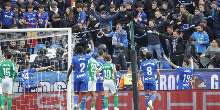 Partido de Getafe y Betis se detuvo tras enfrentamiento entre hinchas y la policía