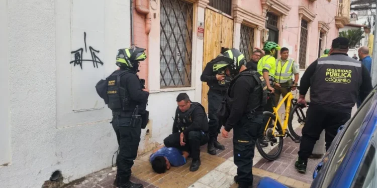 Sujeto es detenido por robar especies desde vehículos en Coquimbo