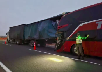 Un conductor fallecido y 19 pasajeros lesionados deja colisión de bus y camión en la Ruta 5