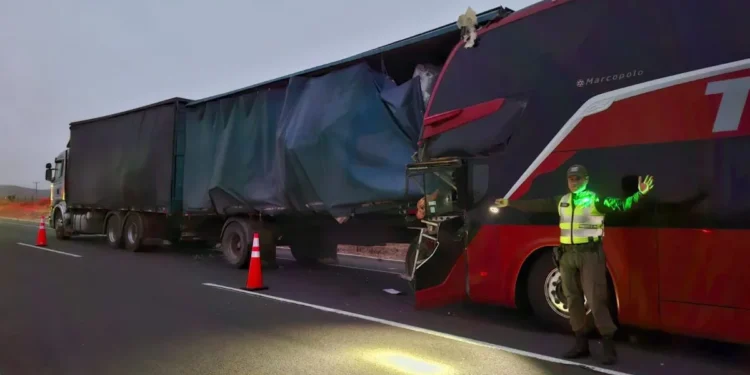 Un conductor fallecido y 19 pasajeros lesionados deja colisión de bus y camión en la Ruta 5