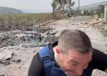 VIDEO | El momento en que reportero casi muere tras impacto de misil en el Líbano
