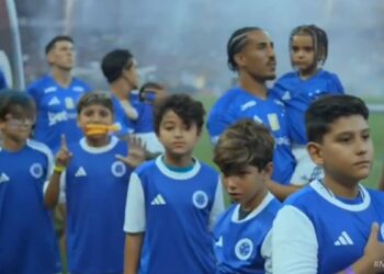 [VIDEO] Niño de Cruzeiro le arrancó la cabeza a una gallina de juguete para burlarse del Mineiro